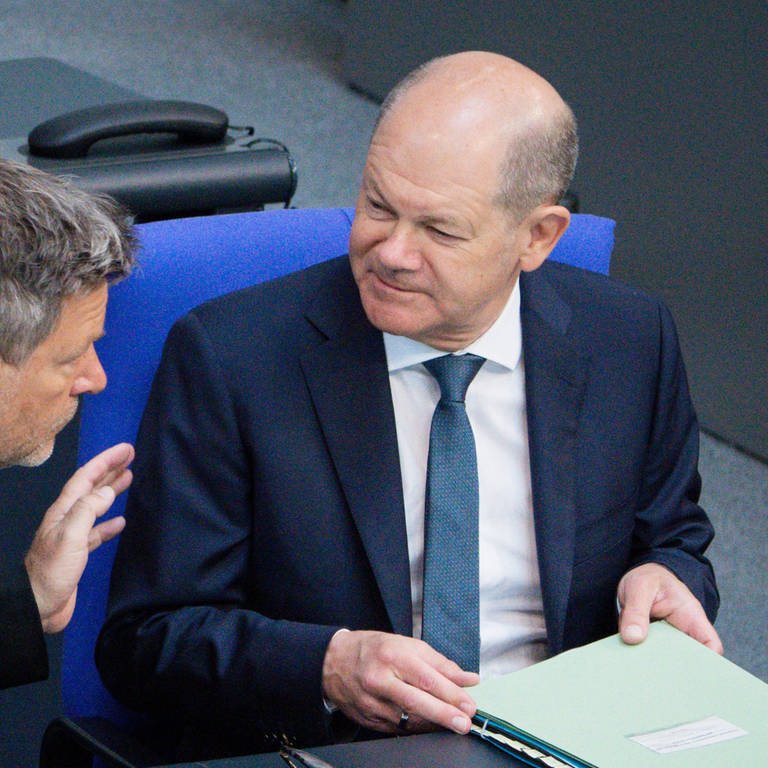 Bundeskanzler Olaf Scholzund Wirtschafts- und Klimaminister Robert Habeck während einer Debatte im Bundestag.